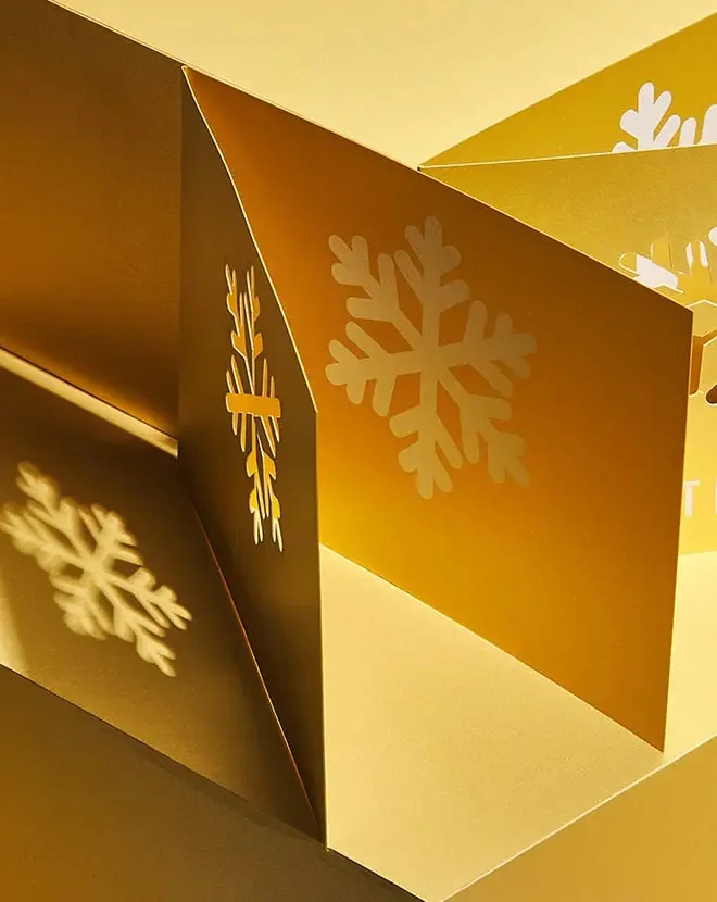 Luxe kaarten van goudpapier met stans